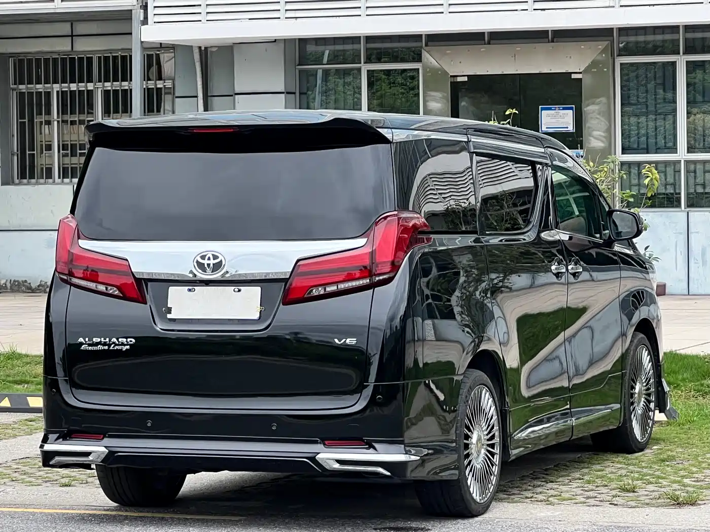Toyota Alphard 2015 3.5L Premium Edition фото 4