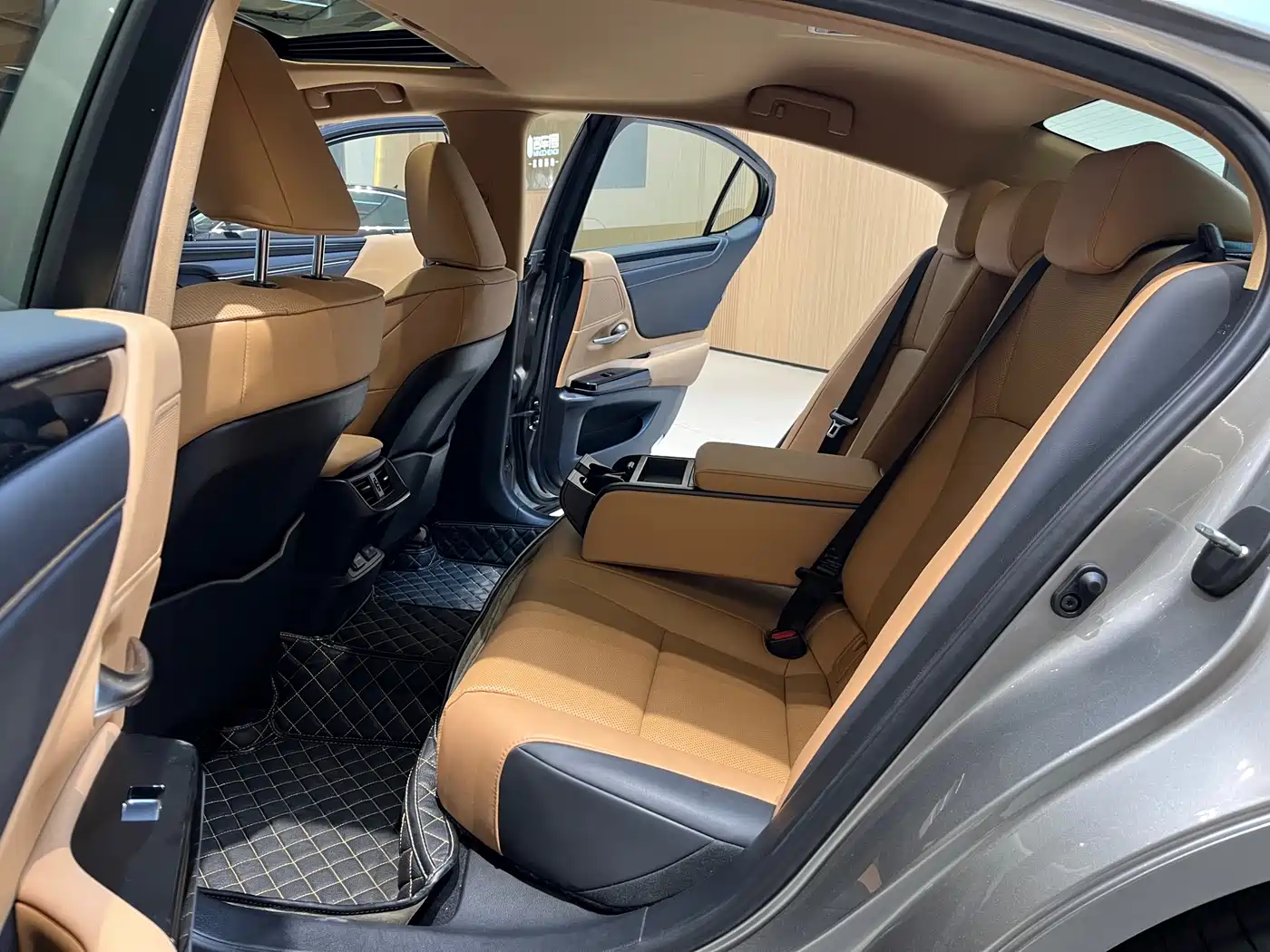 Lexus ES 2023 200 Excellence Edition фото 14