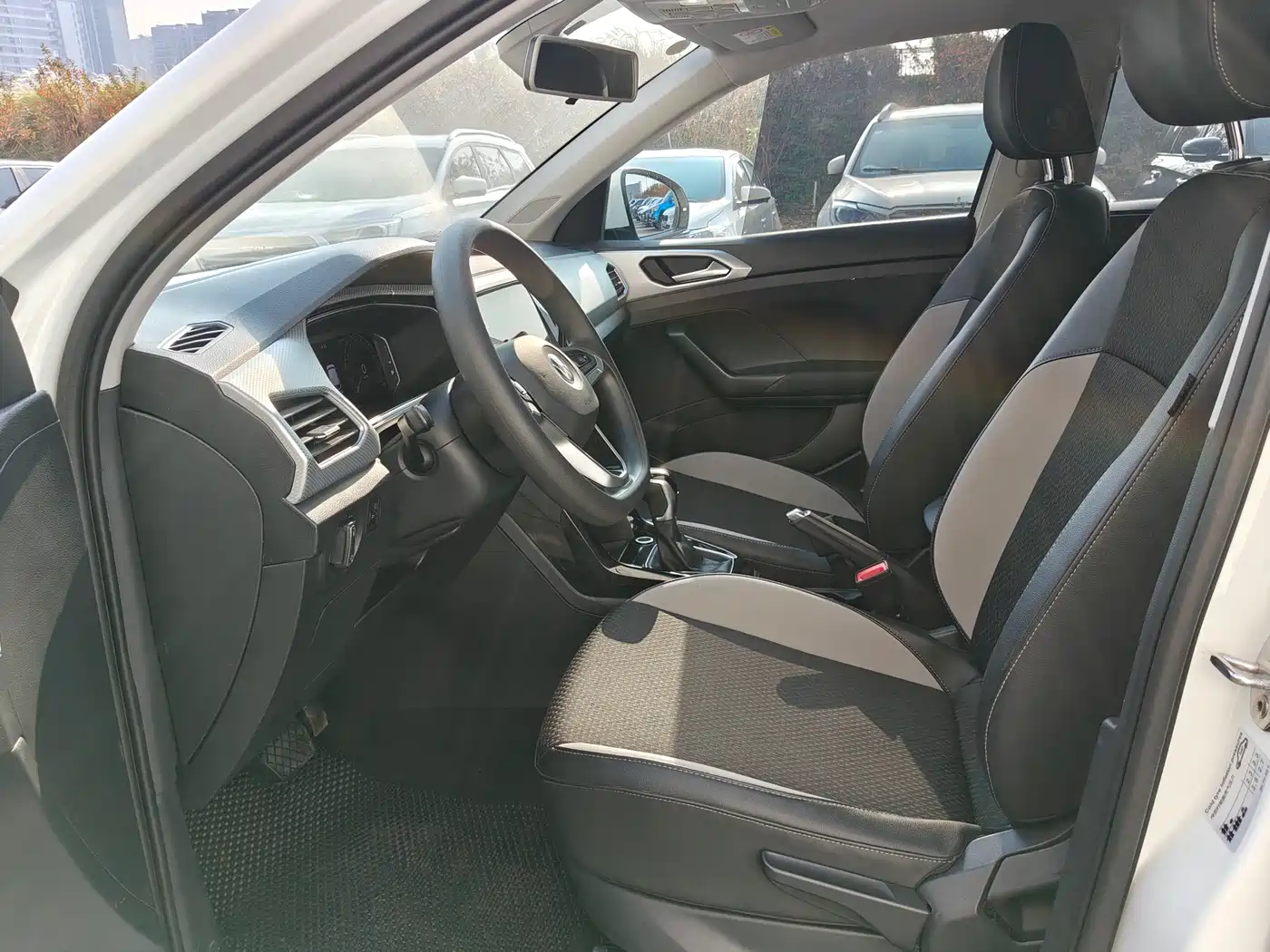 Volkswagen Tanying 2023 Model 200TSI DSG R-Line Smart Connect Edition фото 6