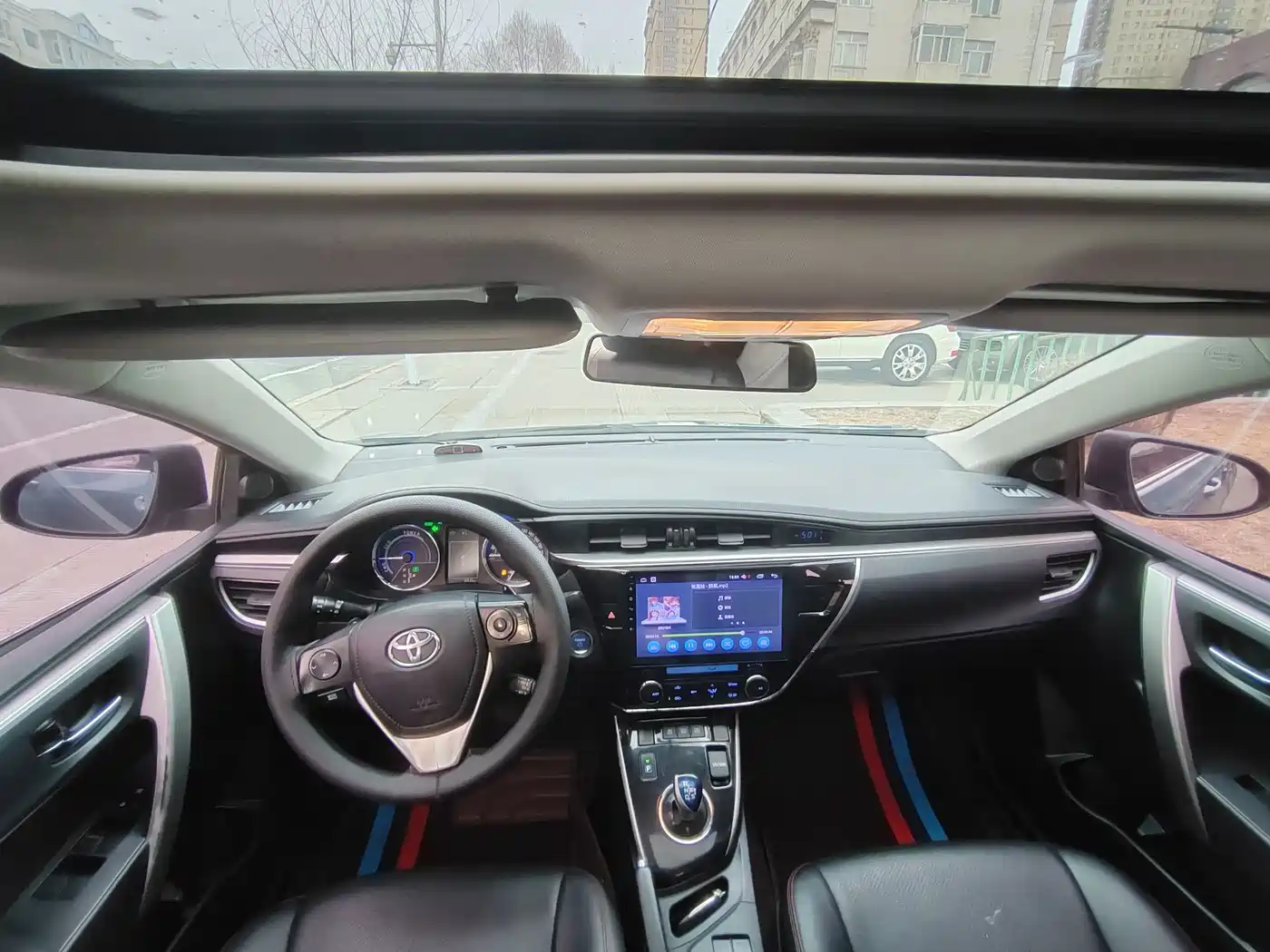Toyota Corolla 2016 Hybrid 1.8L E-CVT Leading Edition фото 8