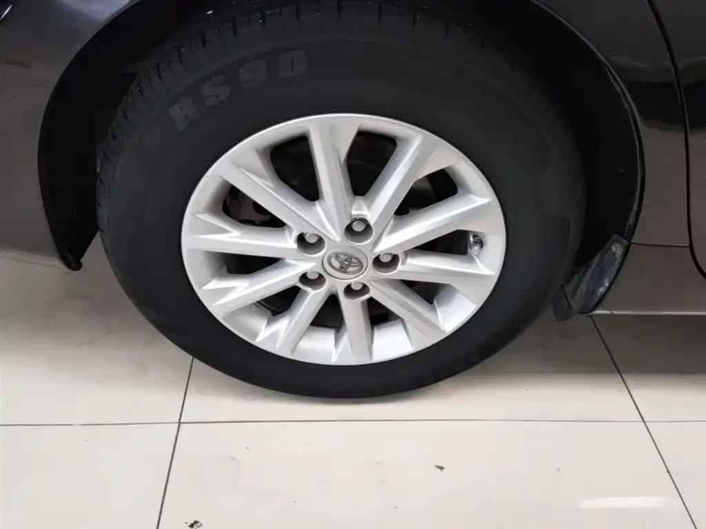 Toyota Camry 2015 2.0G Leading Edition фото 23