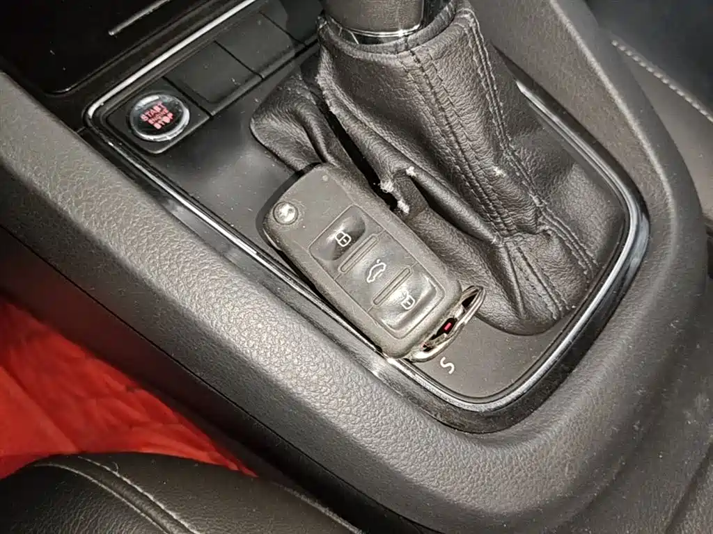 Volkswagen Sagitar 2018 1.6L Automatic Comfort фото 9