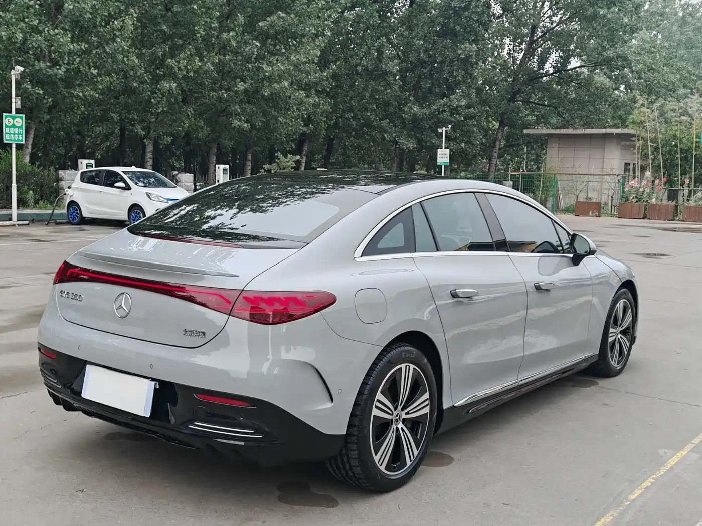 Mercedes-Benz EQE 2022 350 Luxury Edition фото 13