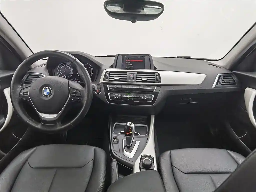 BMW 1 Series (Import) 2018 118i Leading фото 5