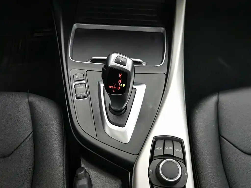 BMW 1 Series (Import) 2018 118i Leading фото 13