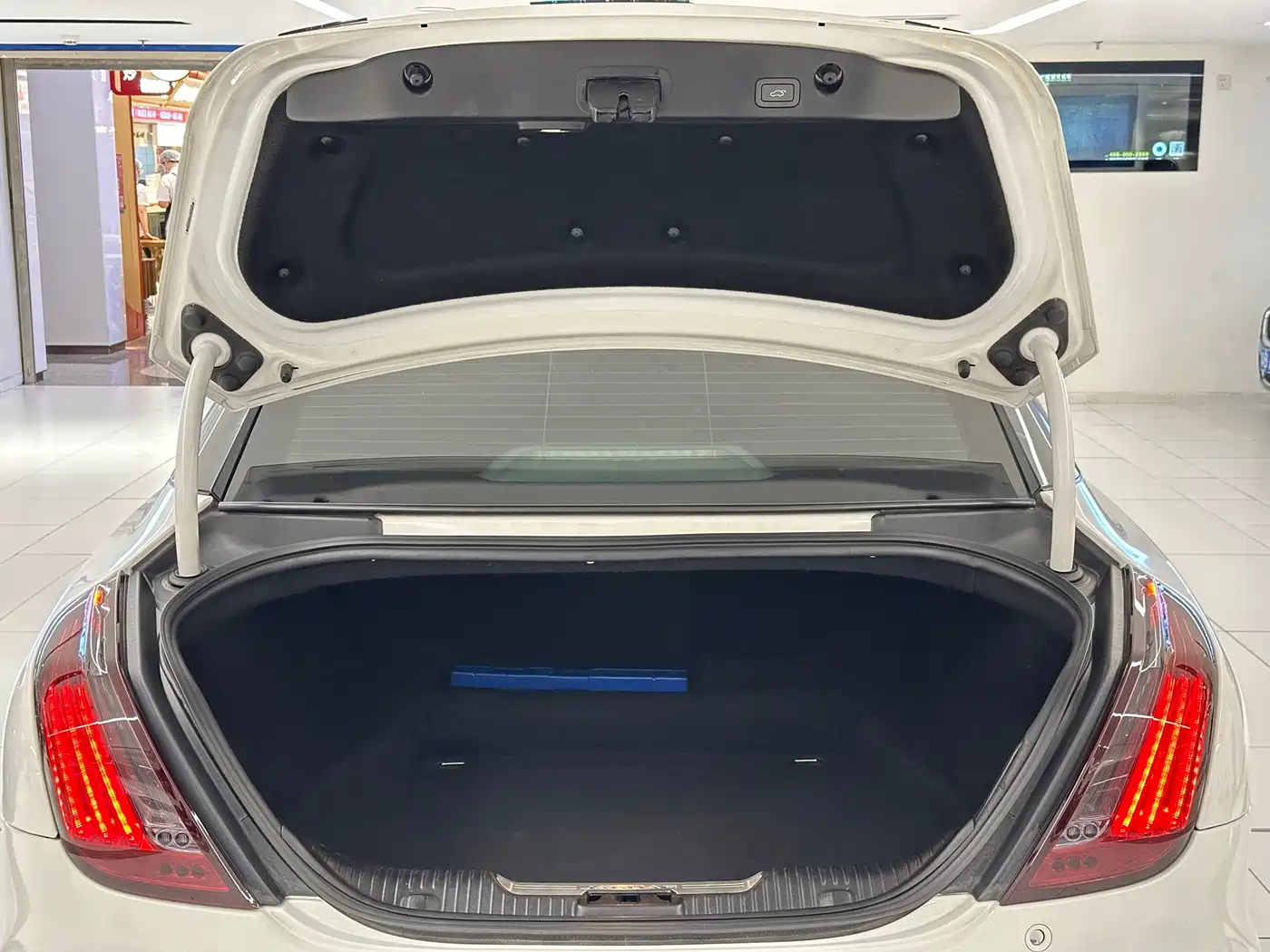 Jaguar XJ 2015 XJL 3.0 SC 2WD Panorama Business Edition фото 8