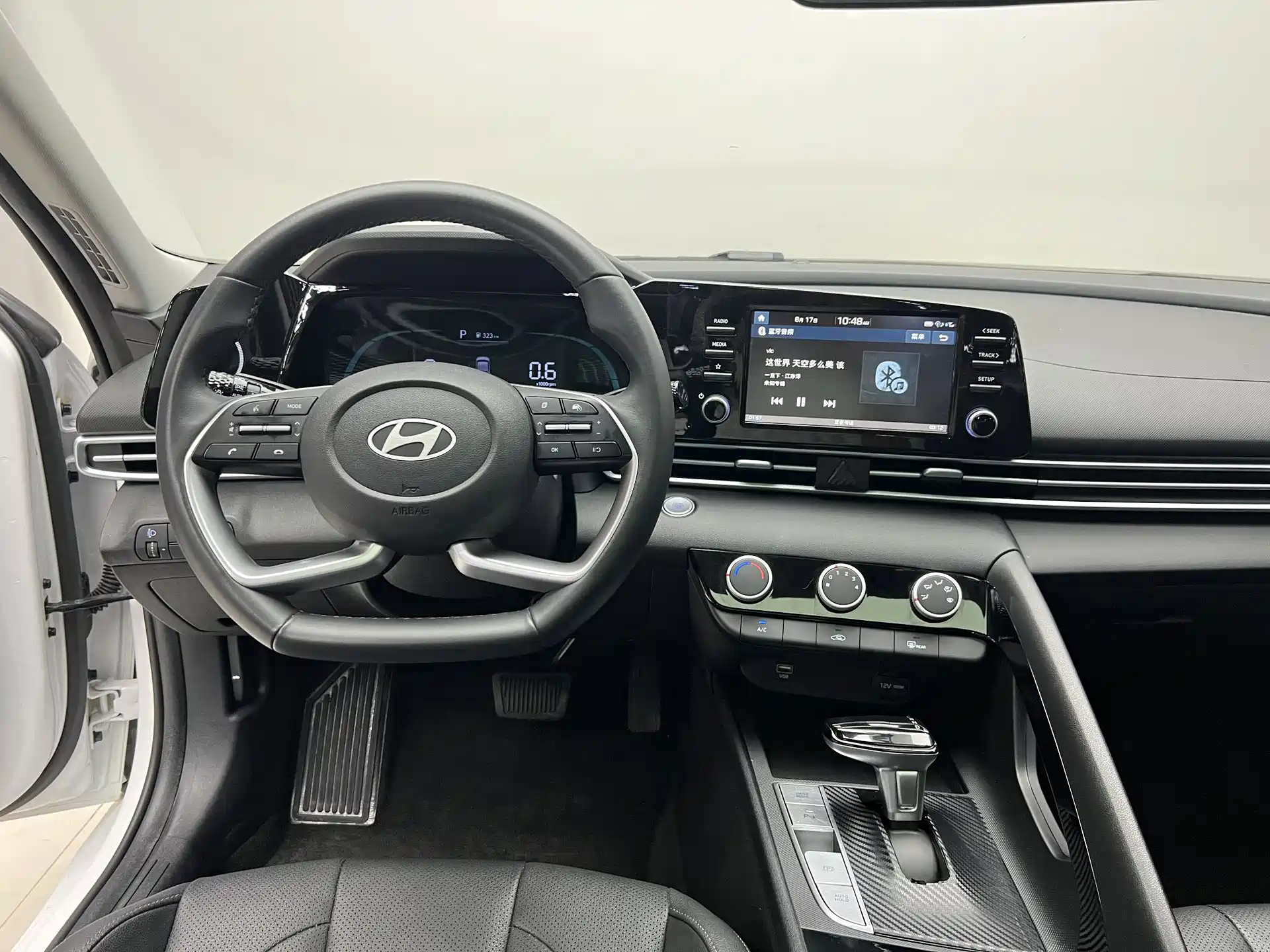 Фото 12 - Hyundai Elantra