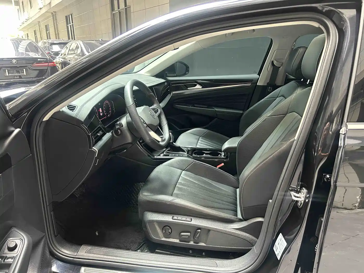 Volkswagen Passat 2025 Outstanding 380TSI Dragon Soaring Edition фото 19