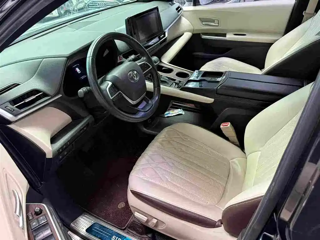 Toyota Sienna 2021 2.5L Hybrid Luxury Edition фото 2