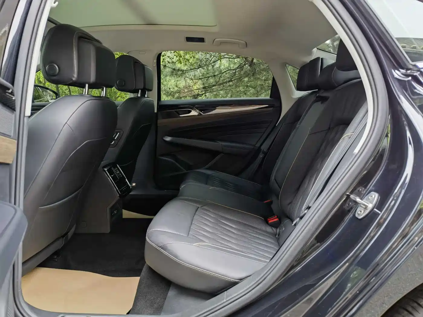 Volkswagen Passat 2022 330TSI Luxury Edition фото 13