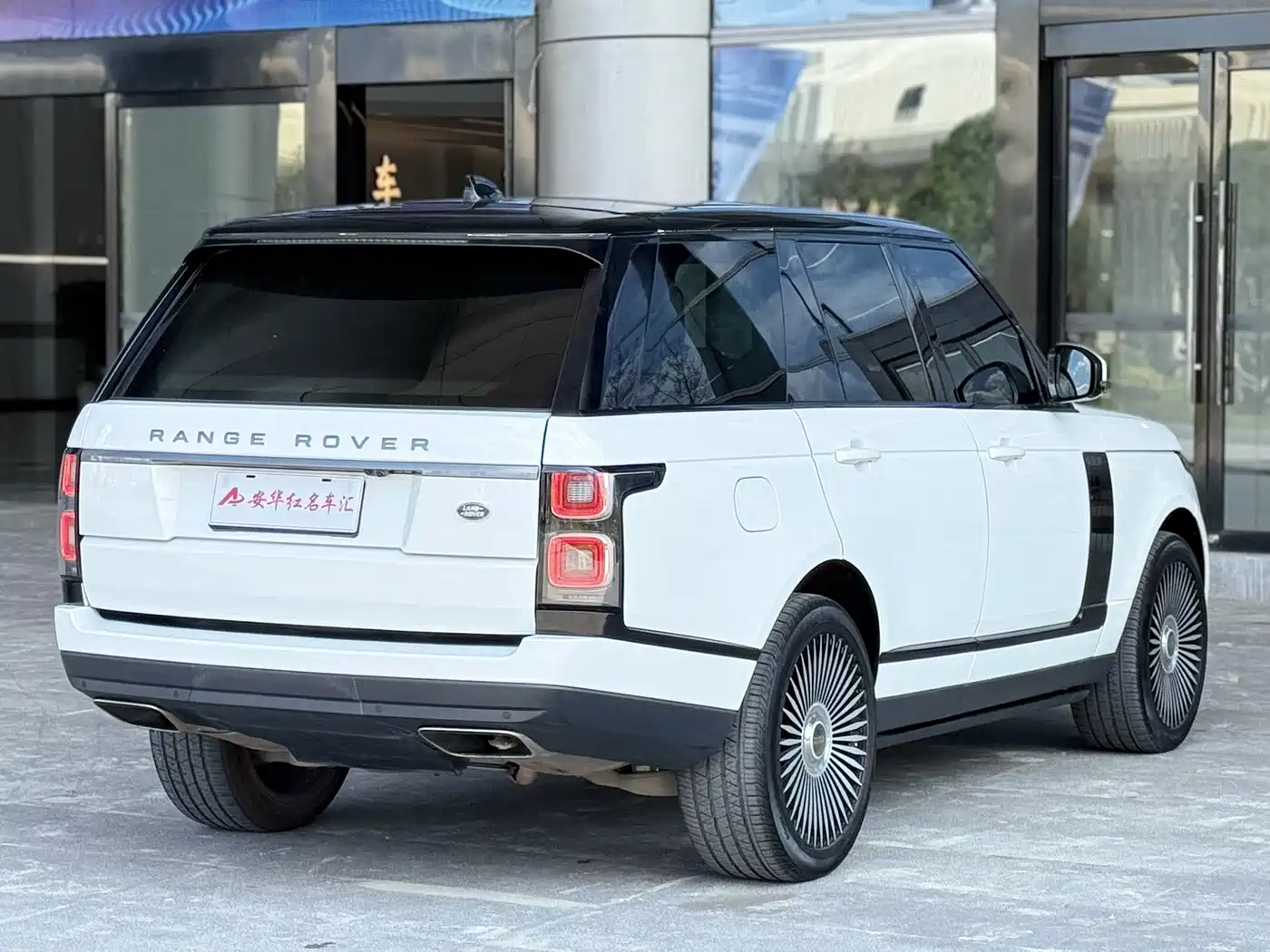 Land Rover Range Rover 2018 3.0 SC V6 Golden Age Edition фото 5