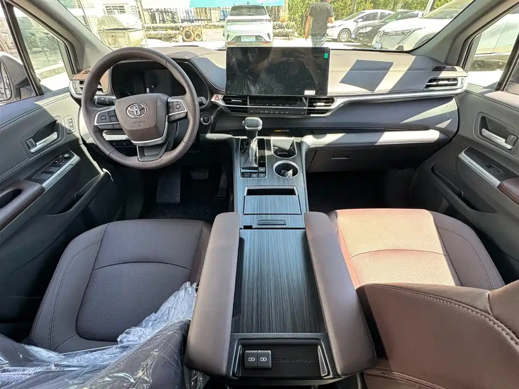 Toyota Granvia 2026 Model 2.5L Hybrid Prestige PLUS AWD Trim фото 11