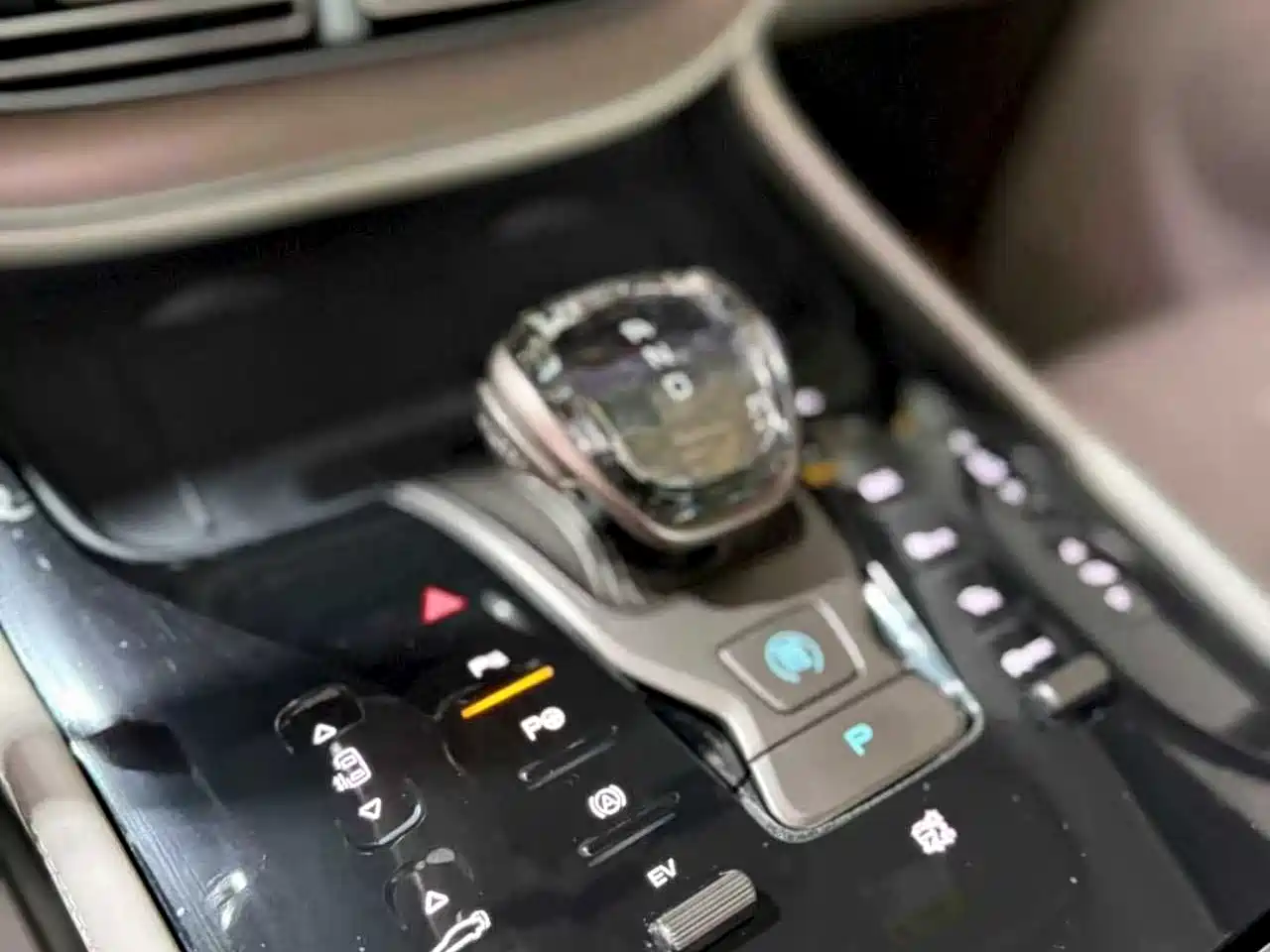 Denza D9 2022 DM-i 970 AWD Flagship фото 15