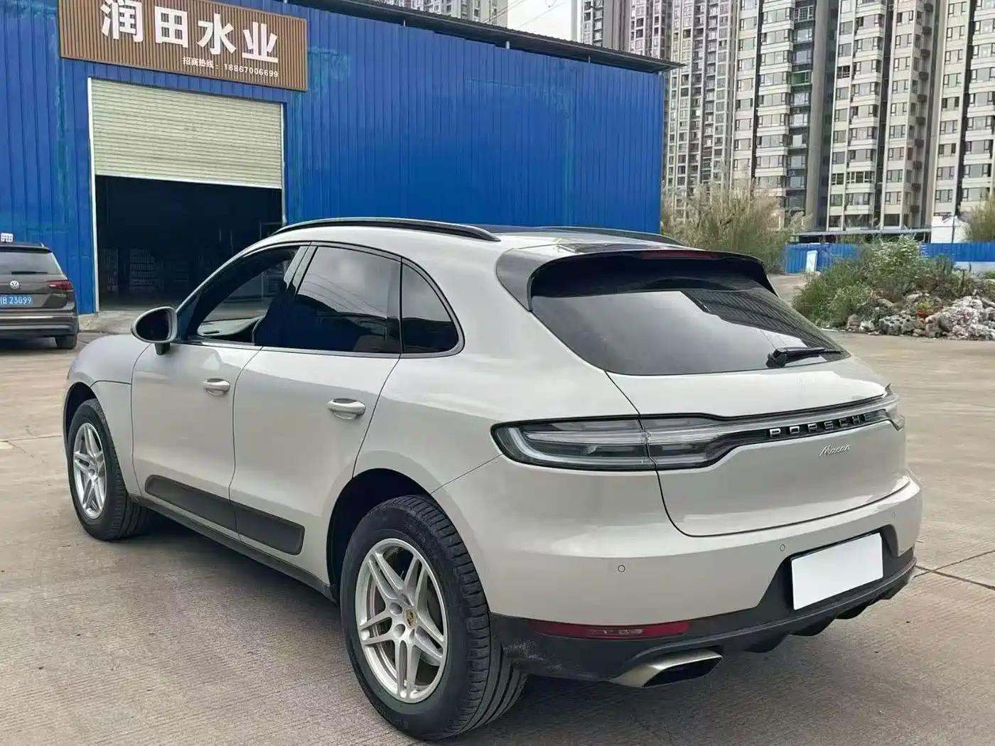 PORSCHE MACAN