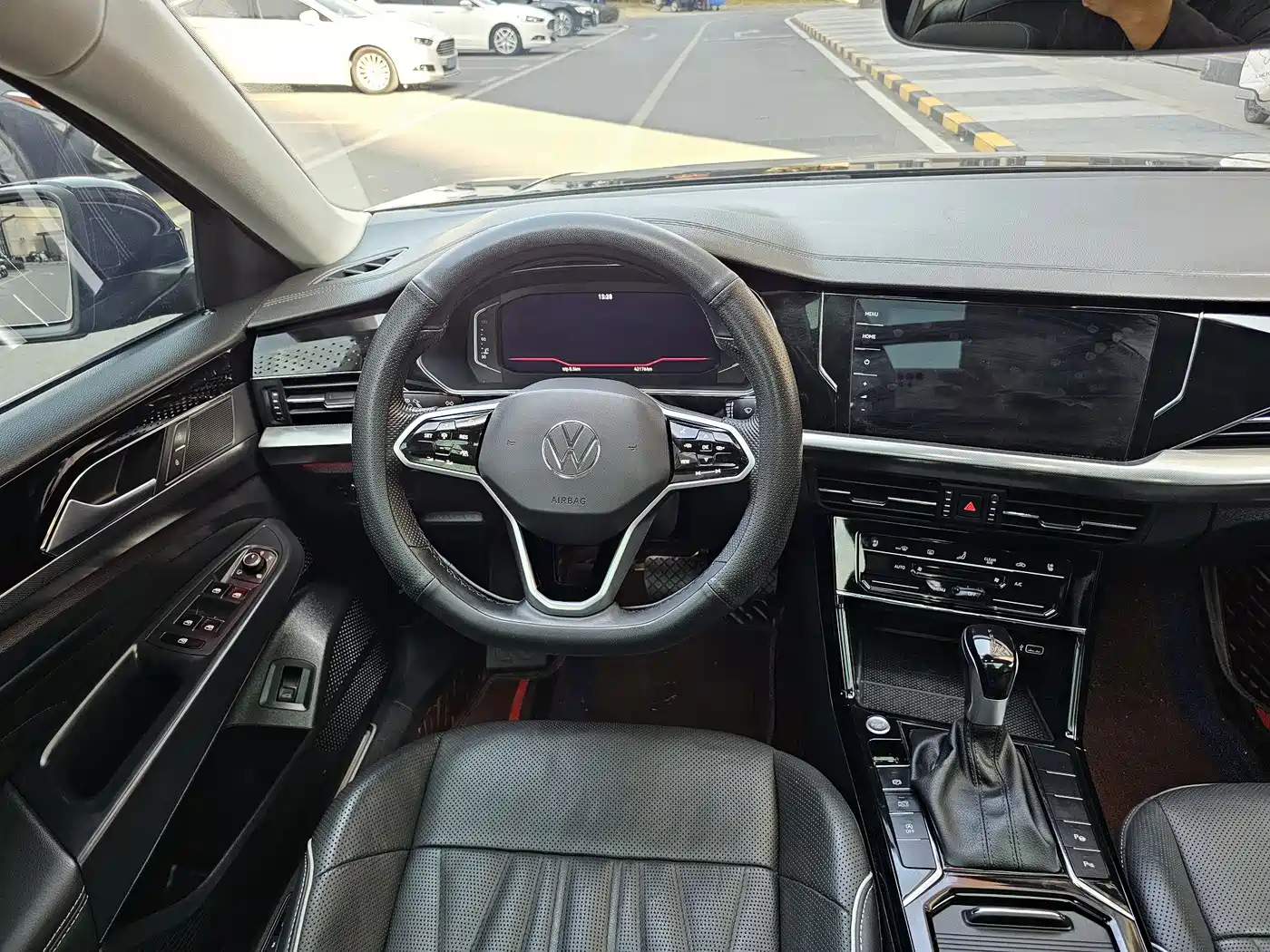 Volkswagen Passat 2022 330TSI Starlight Luxury Edition фото 8