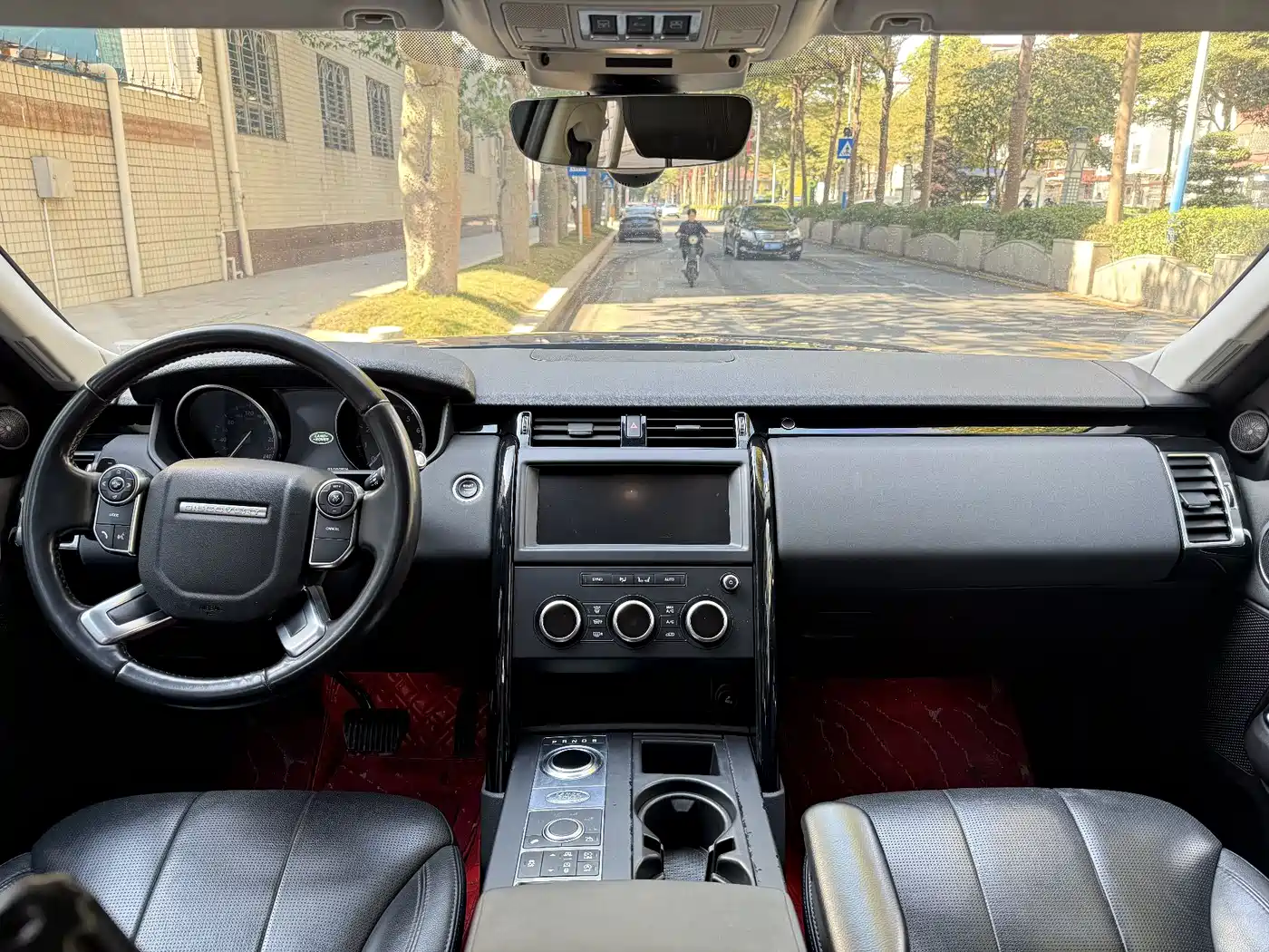 Land Rover Discovery 2017 3.0 SC V6 SE фото 7