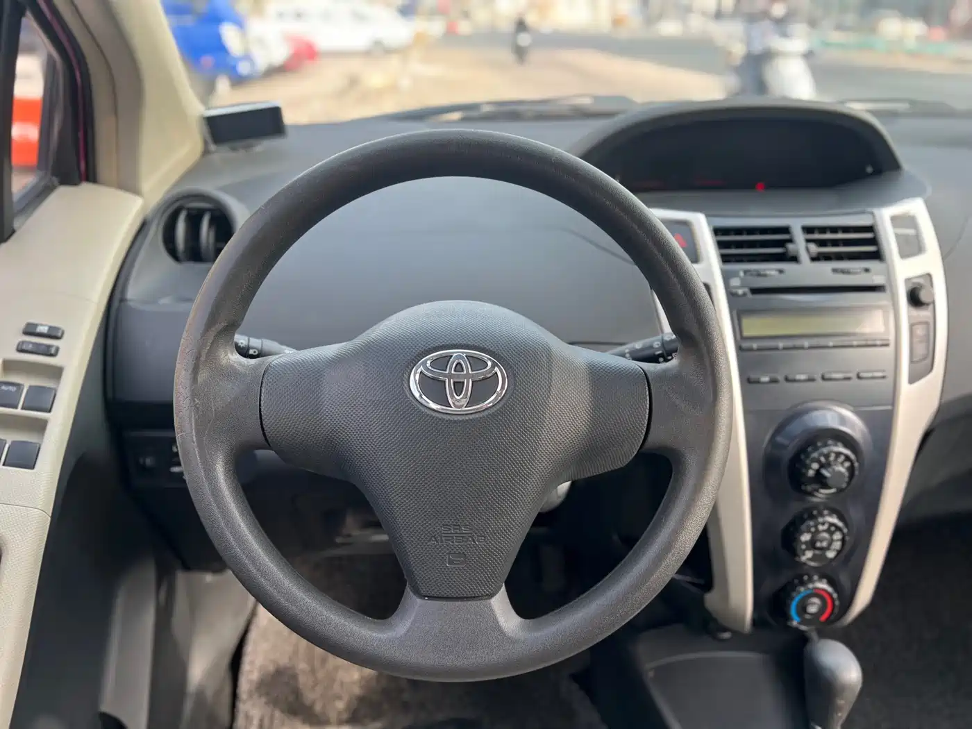 Toyota Yaris 2011 1.6E Auto Charm Edition фото 8