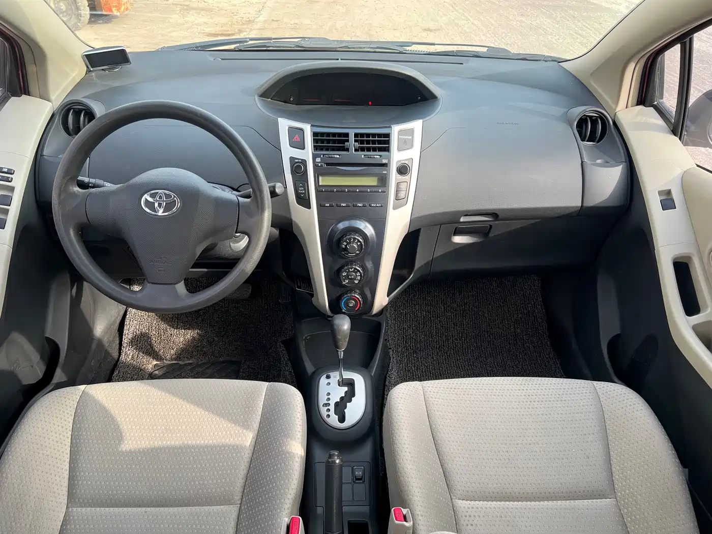 Toyota Yaris 2011 1.6E Auto Charm Edition фото 7