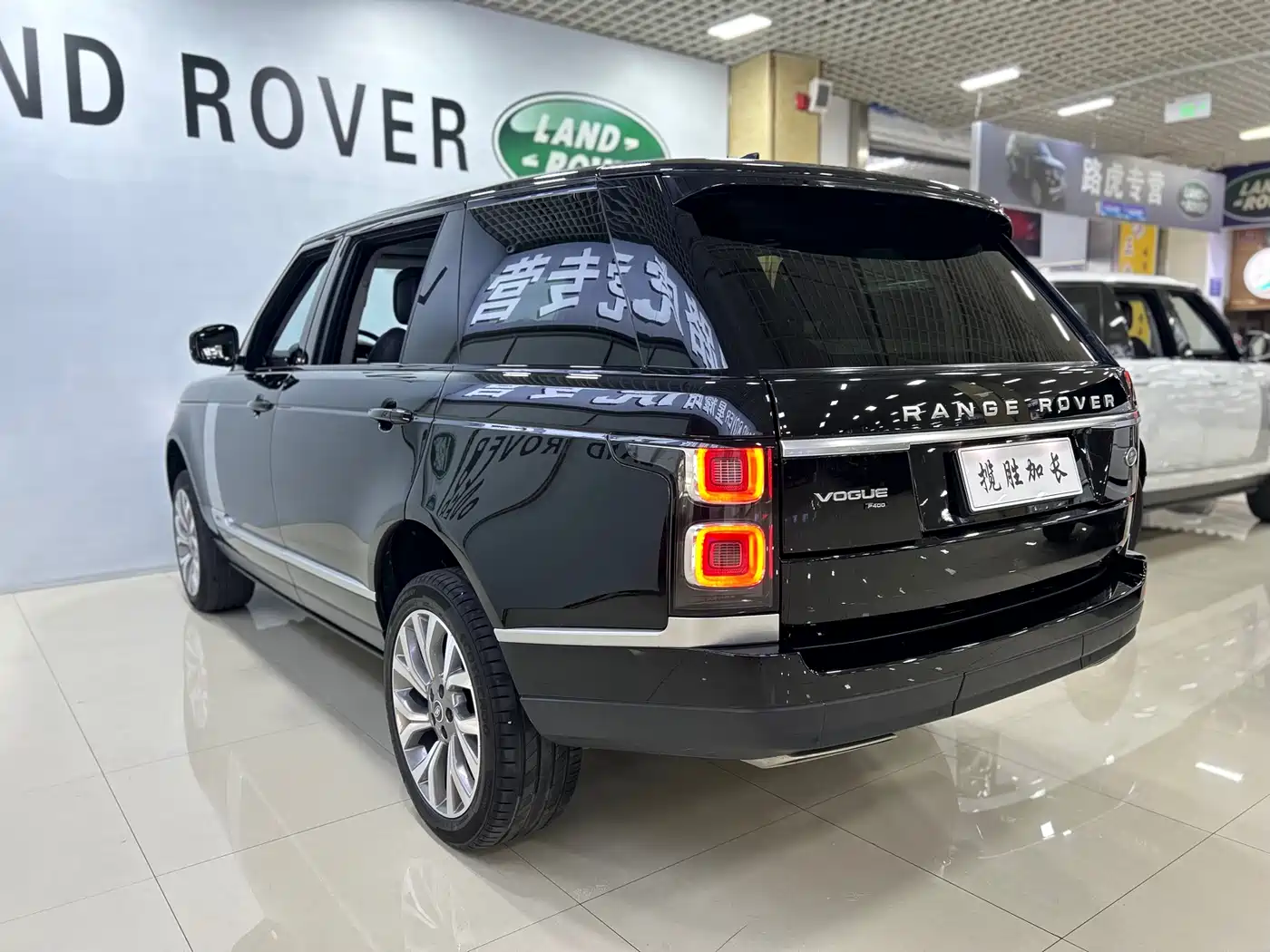 Land Rover Range Rover 2021 3.0 L6 Heritage Extended Classic Edition фото 43
