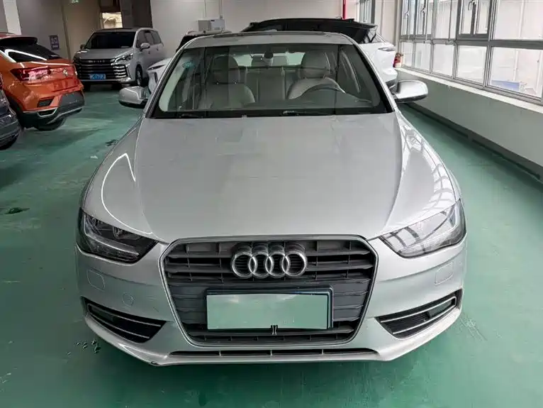 Audi A4L 2013 30 TFSI Automatic Comfort фото 2