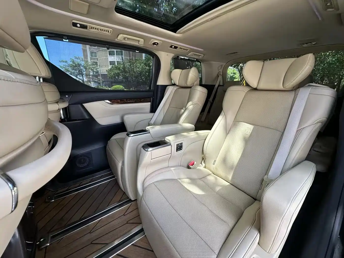 Toyota Alphard 2019 Hybrid 2.5L Luxury фото 5