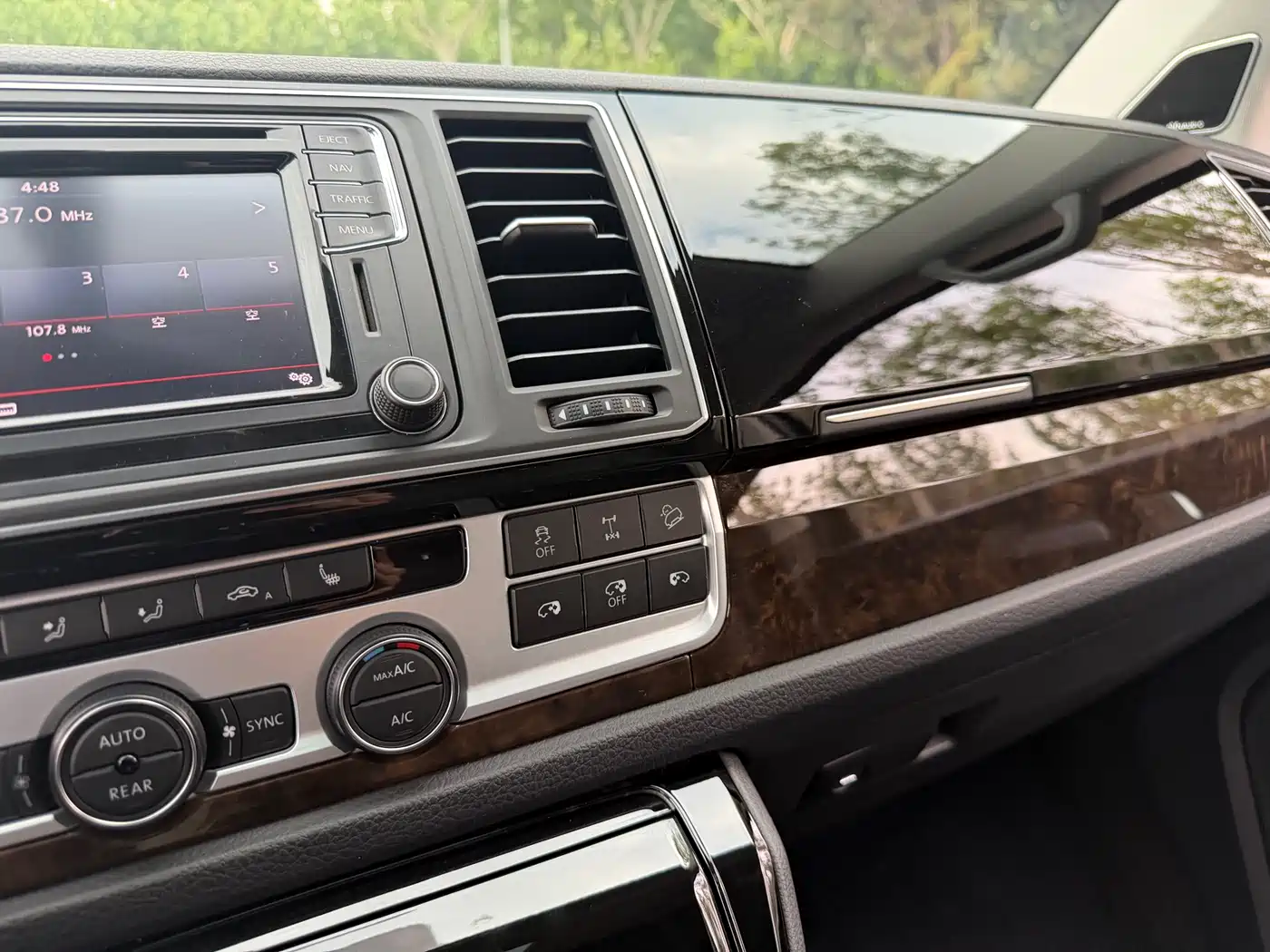 Volkswagen Multivan 2018 2.0TSI 4WD Explorer Edition 7-Seater фото 10