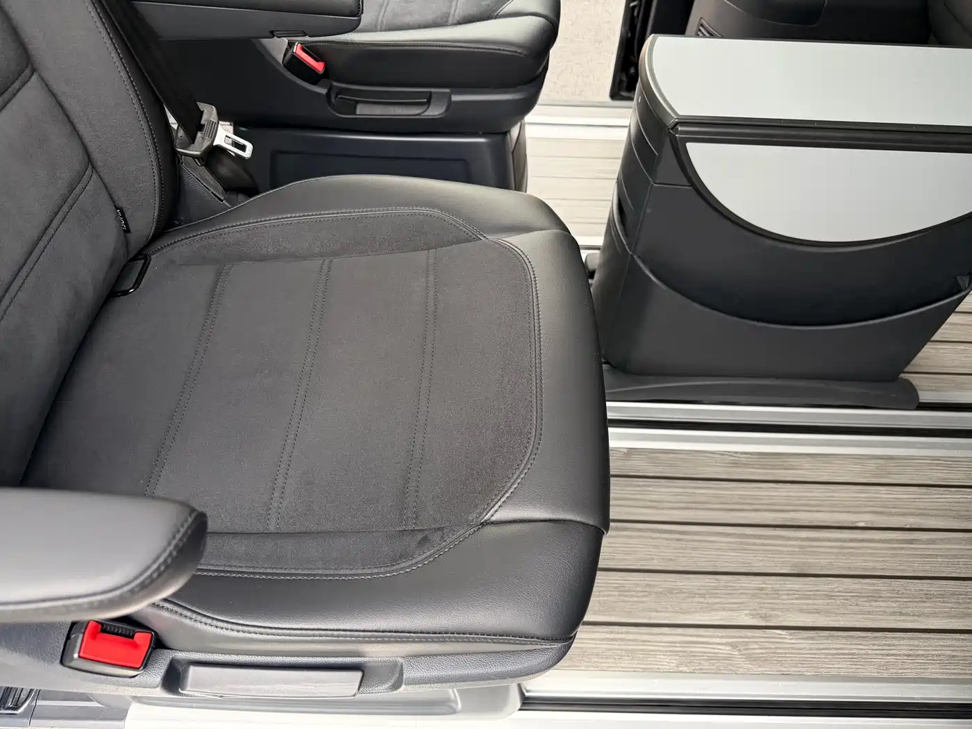 Volkswagen Multivan 2018 2.0TSI 4WD Explorer Edition 7-Seater фото 19