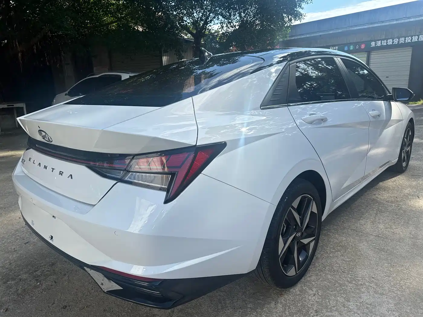 Hyundai Elantra 2022 1.5L CVT LUX Premium Edition фото 9