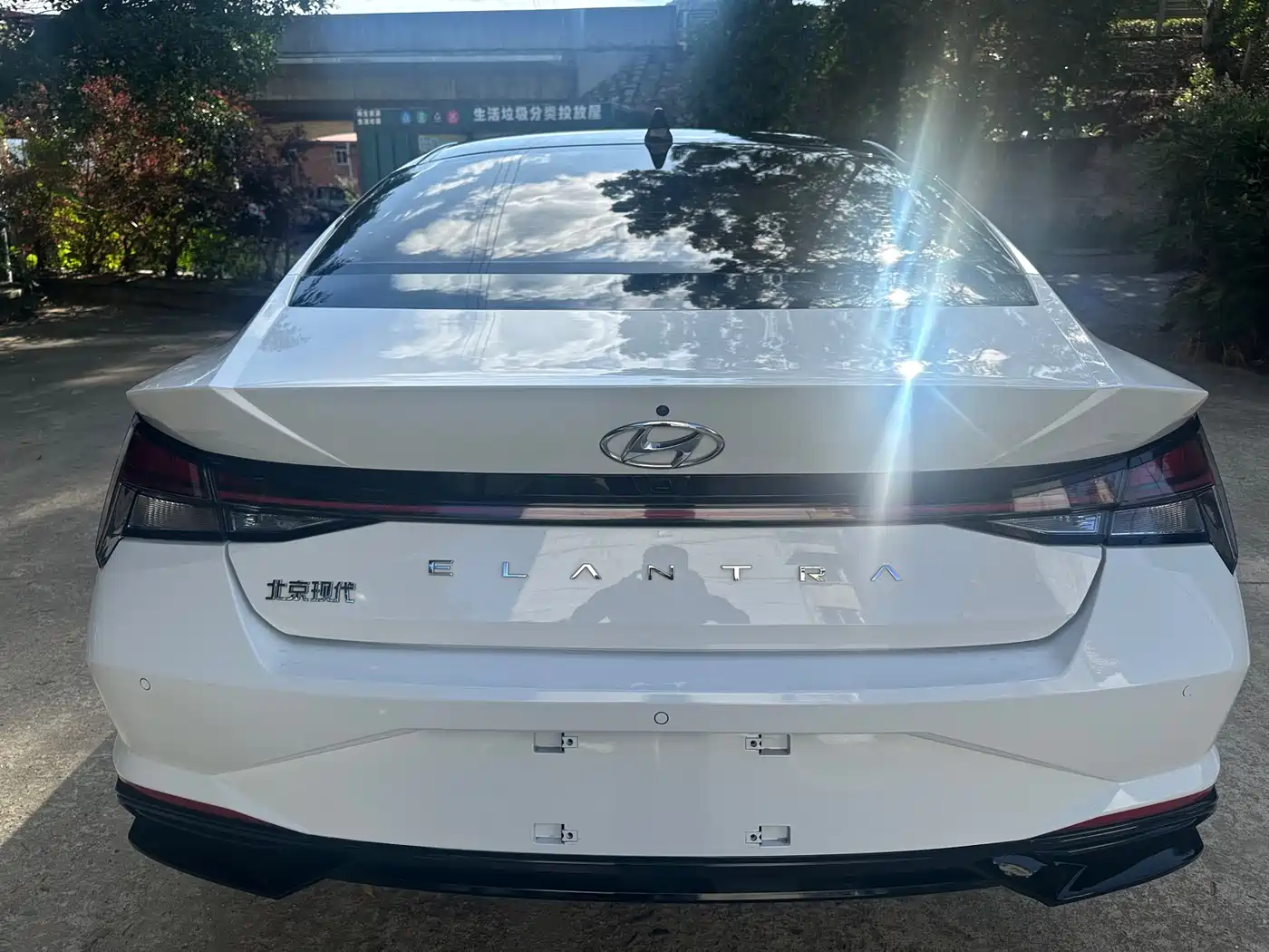 Hyundai Elantra 2022 1.5L CVT LUX Premium Edition фото 8