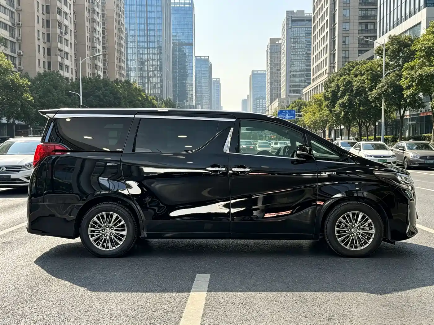 Toyota Alphard 2021 Hybrid 2.5L Premium фото 2