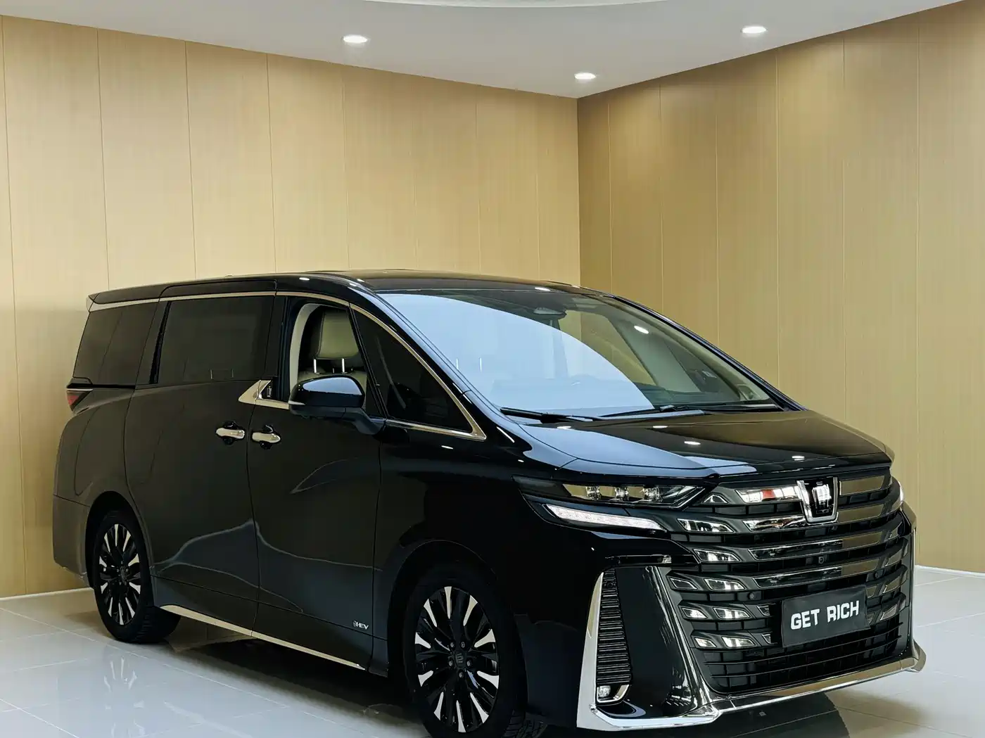 Toyota Vellfire 2024 Crown Hybrid 2.5L Executive Premium Edition фото 3