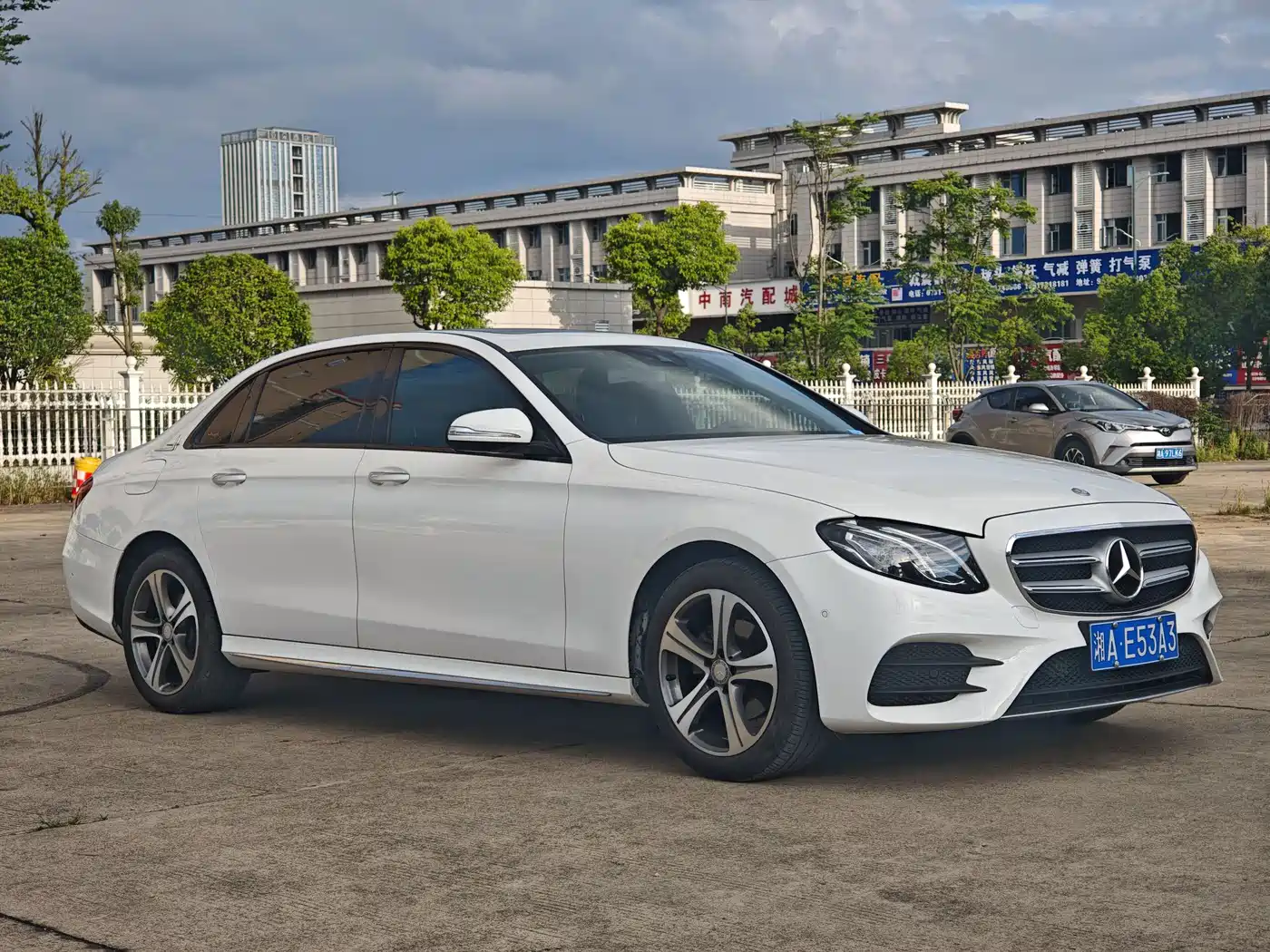 Mercedes-Benz E-Class 2016 E 200 L Sport Type фото 3