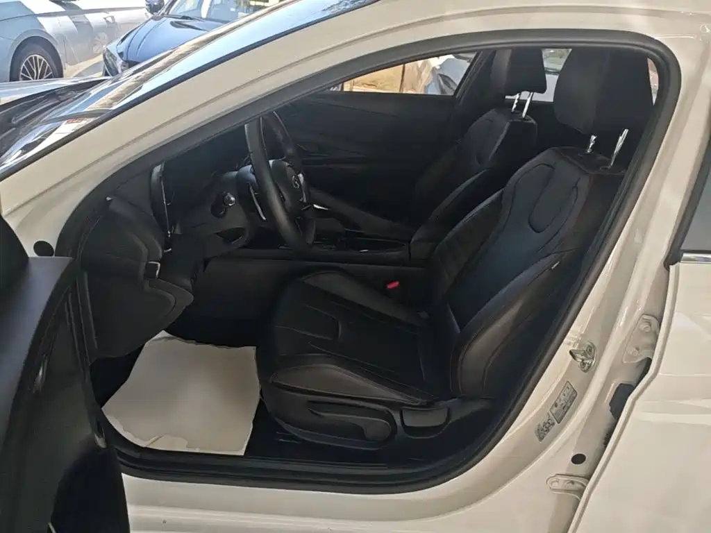 Фото 15 - Hyundai Elantra