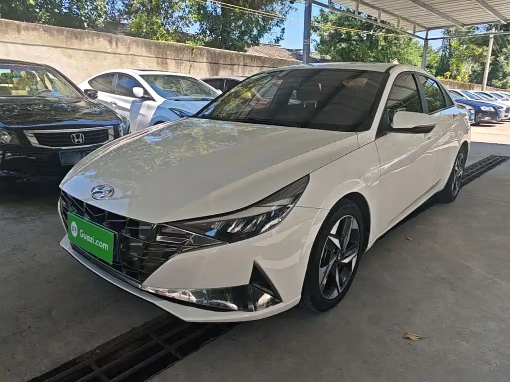 Фото 2 - Hyundai Elantra