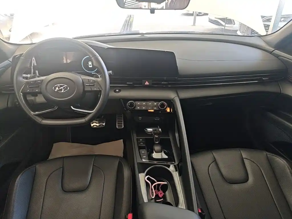 Фото 10 - Hyundai Elantra