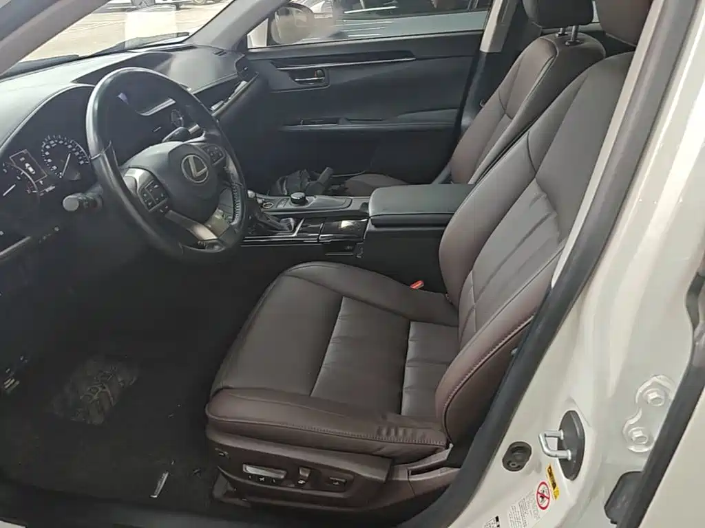 Фото 15 - Lexus ES