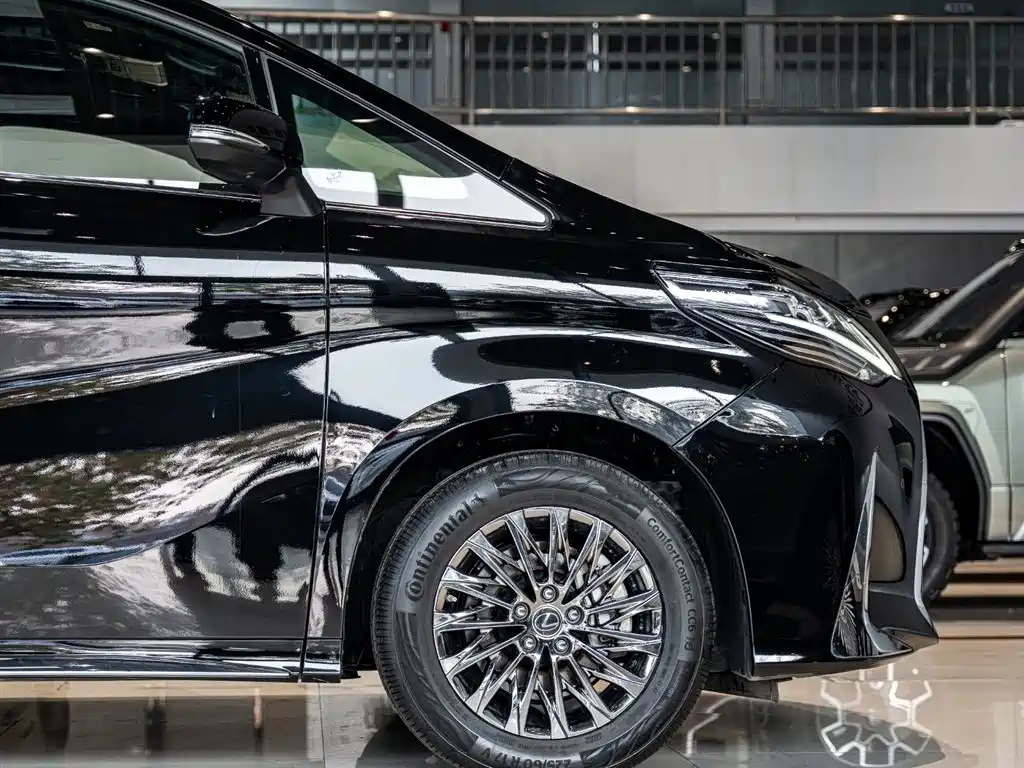 LEXUS LM