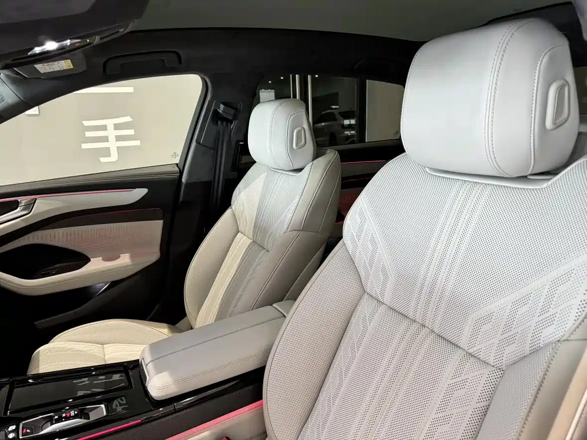 Photo 8 - Audi A6L