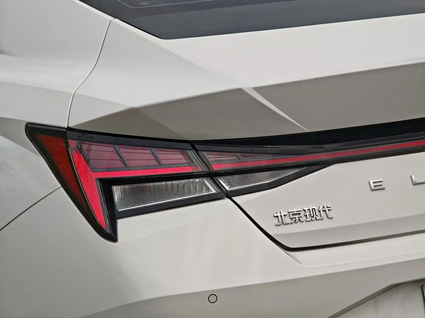 Hyundai Elantra 2022 1.5L CVT LUX Premium Edition фото 13