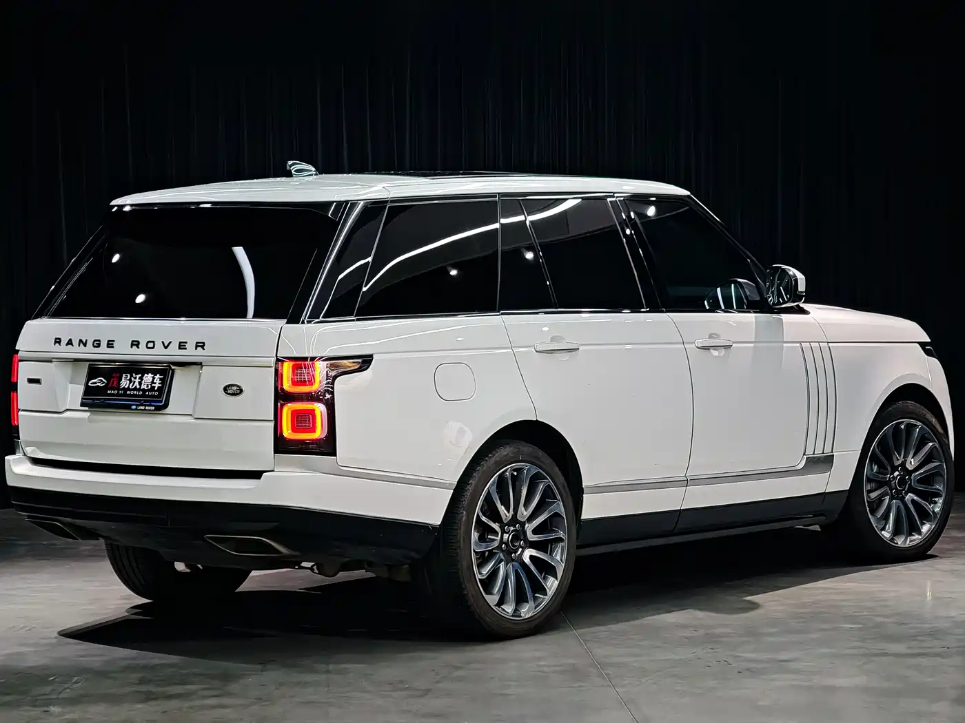 Land Rover Range Rover 2021 3.0 L6 Golden Age Edition фото 6