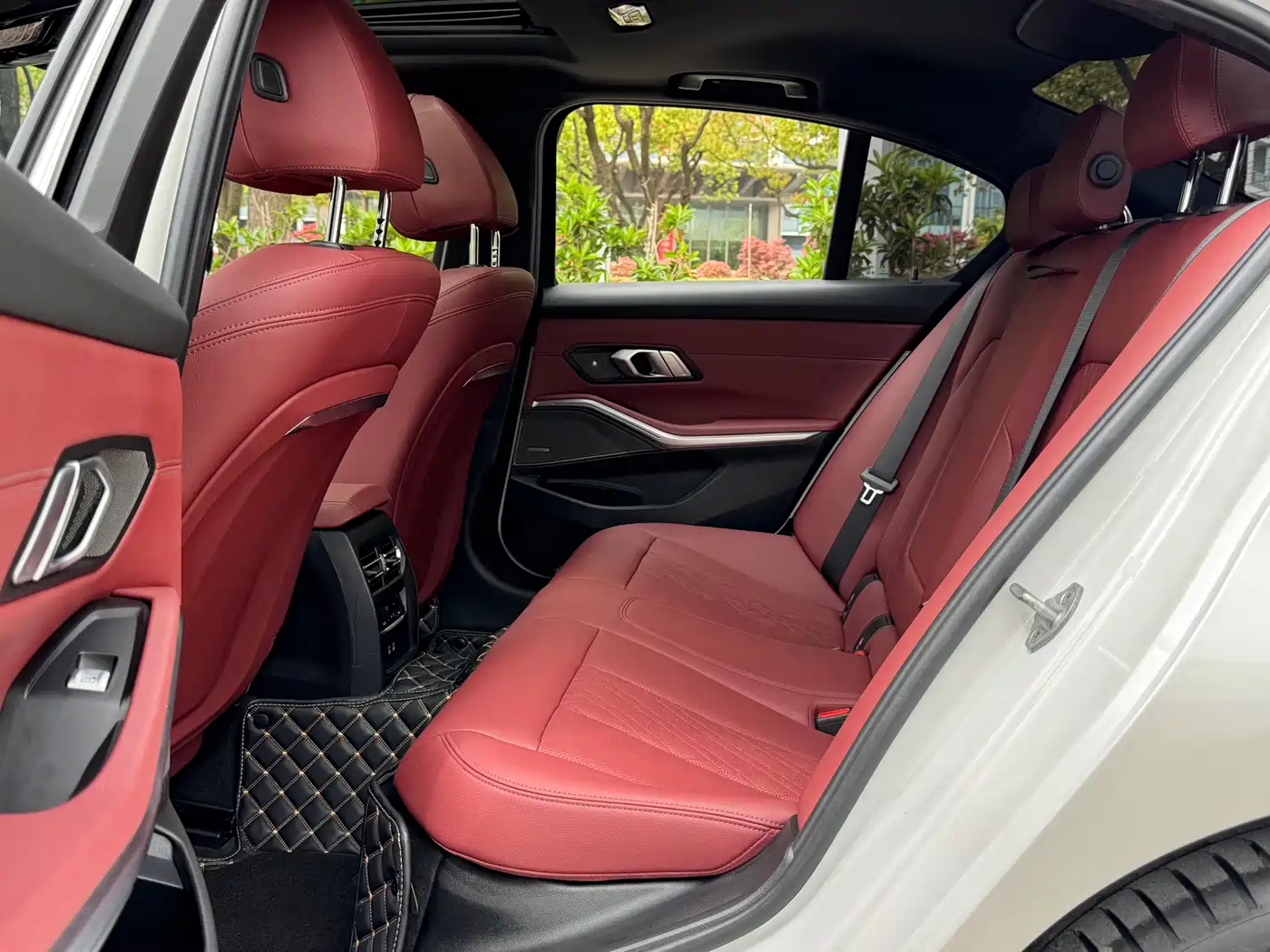BMW 3 Series 2023 325i M Sport Black Night Package фото 16