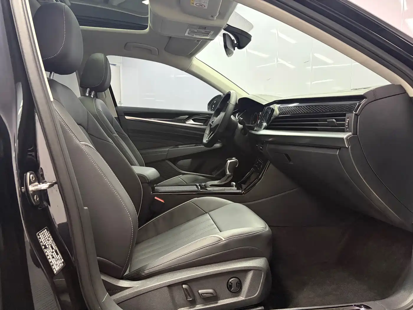 Volkswagen Passat 2023 280TSI Starlight Elite Edition фото 15