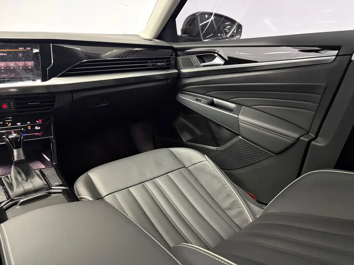 Volkswagen Passat 2023 280TSI Starlight Elite Edition фото 10