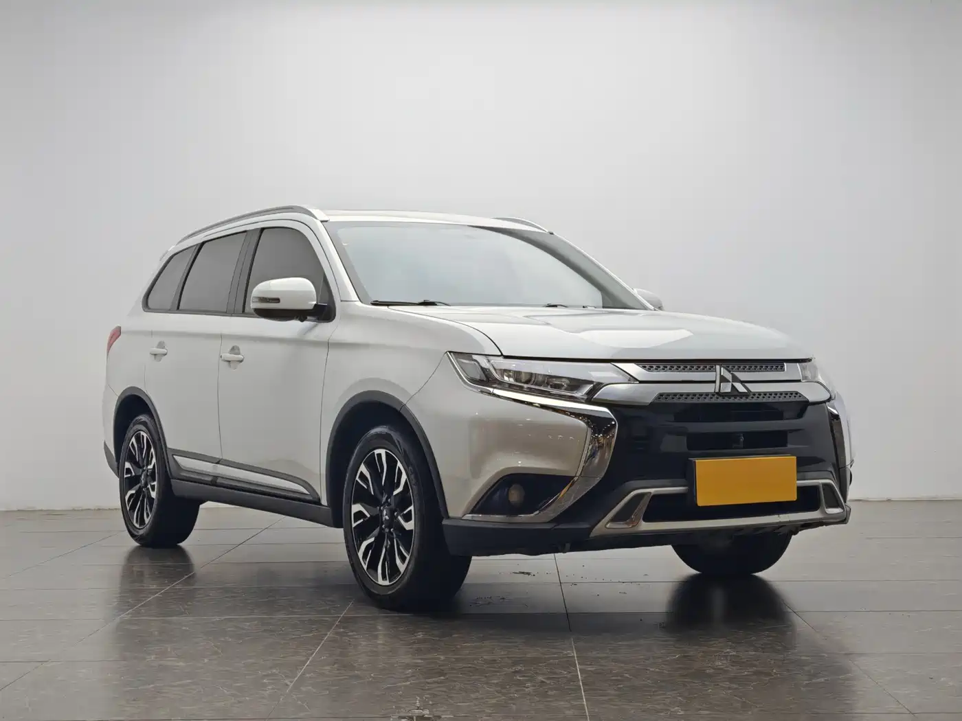 Mitsubishi Outlander 2020 2.0L 2WD Premium 5-seater фото 2