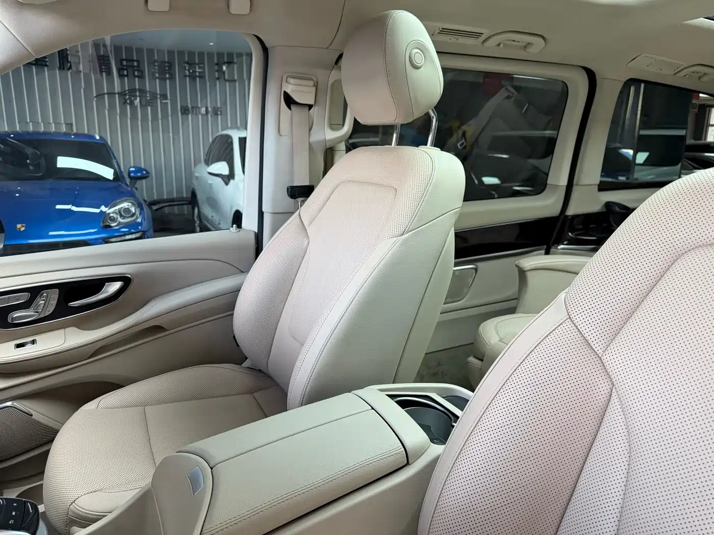 Mercedes-Benz V-Class 2017 Model V 260 Premium Edition фото 12