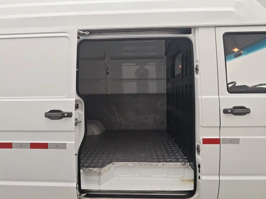 Iveco Daily 2020 2020 Model 2.8T V35 Van Dual-Tire V35 Medium Roof 3 Seats with Side Sliding Door China V