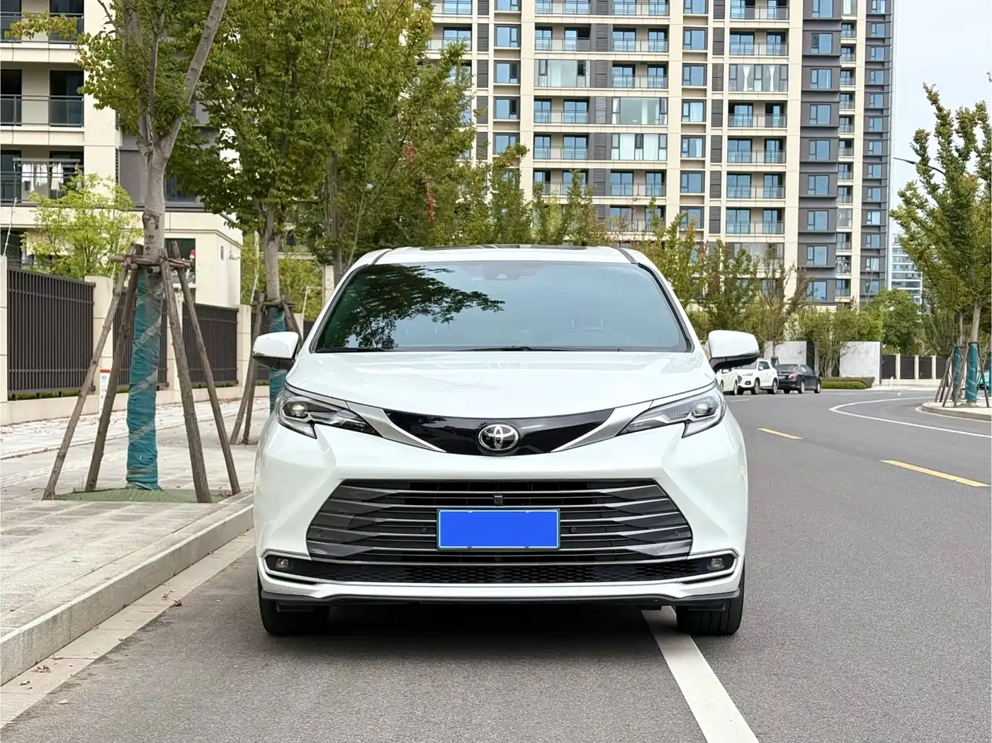 Toyota Sienna 2024 2.5L Hybrid Ultimate Premium Edition фото 2