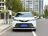 Photo 2 - Toyota Sienna