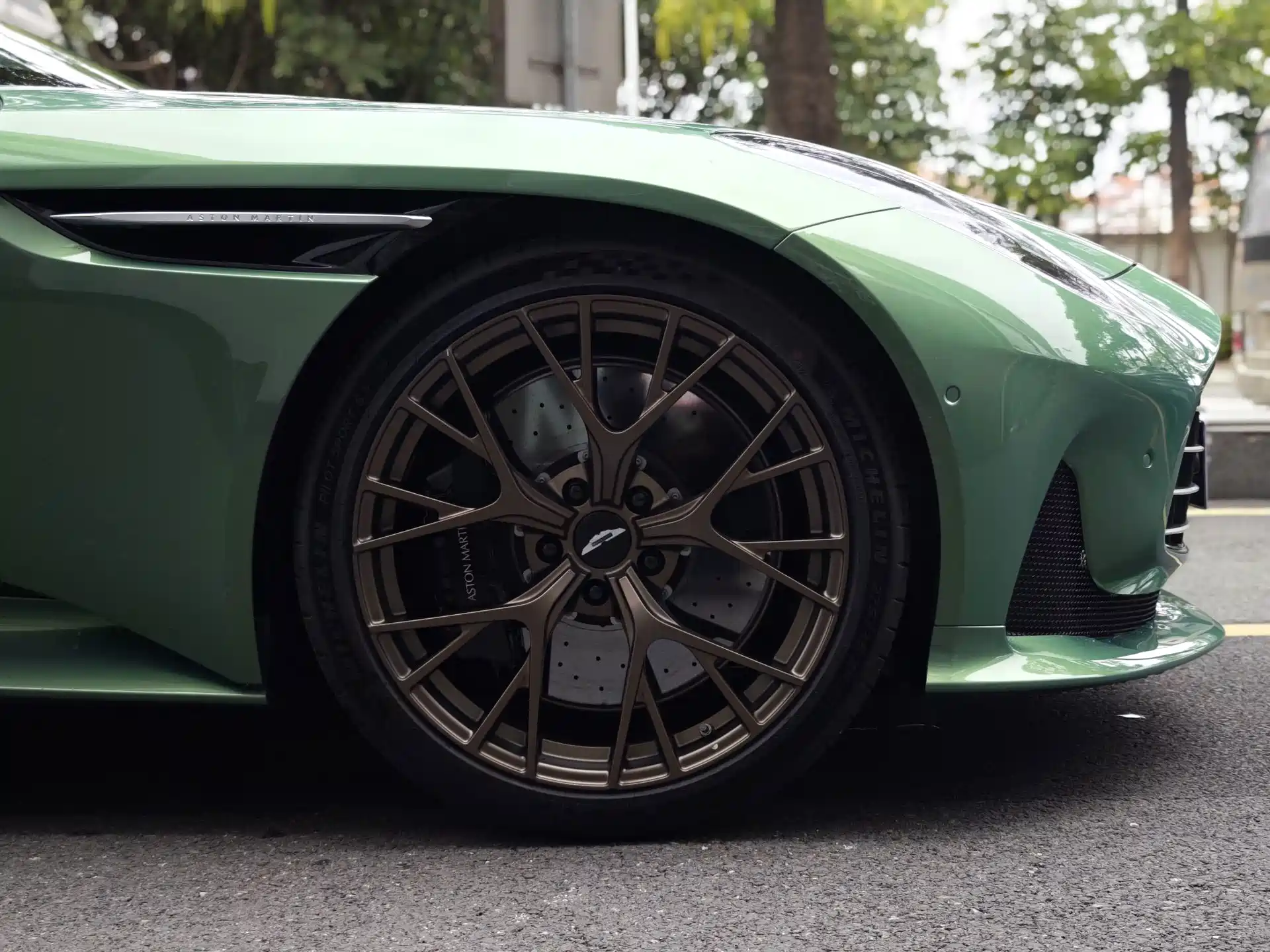 Фото 7 - Aston Martin DB12