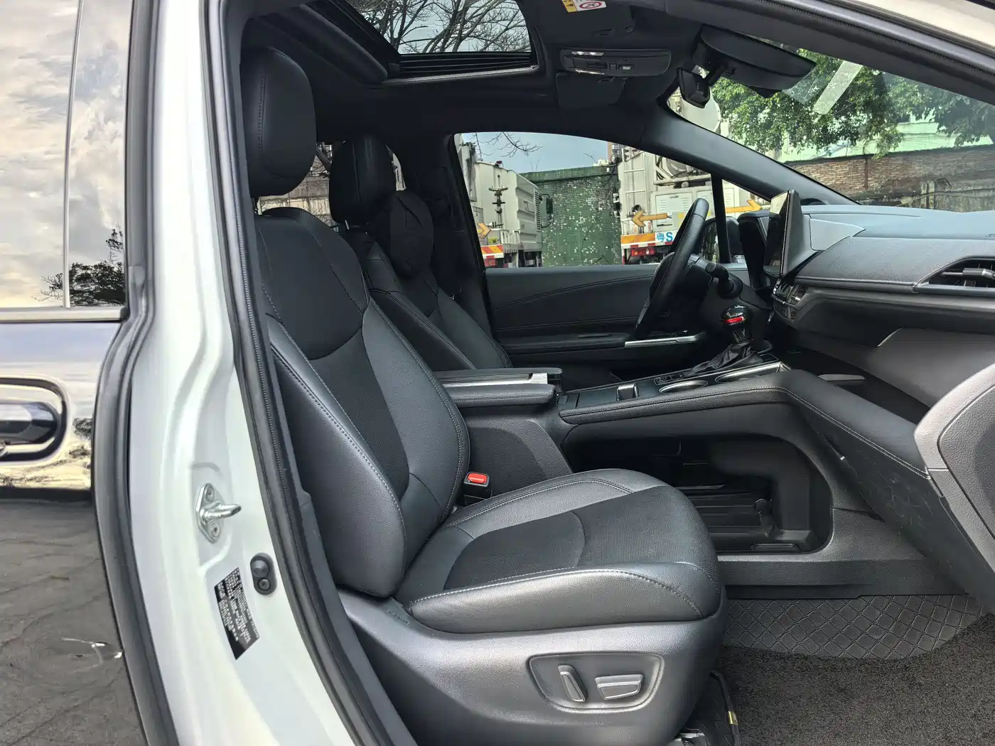 Toyota Sienna 2024 2.5L Hybrid Premium Edition фото 10